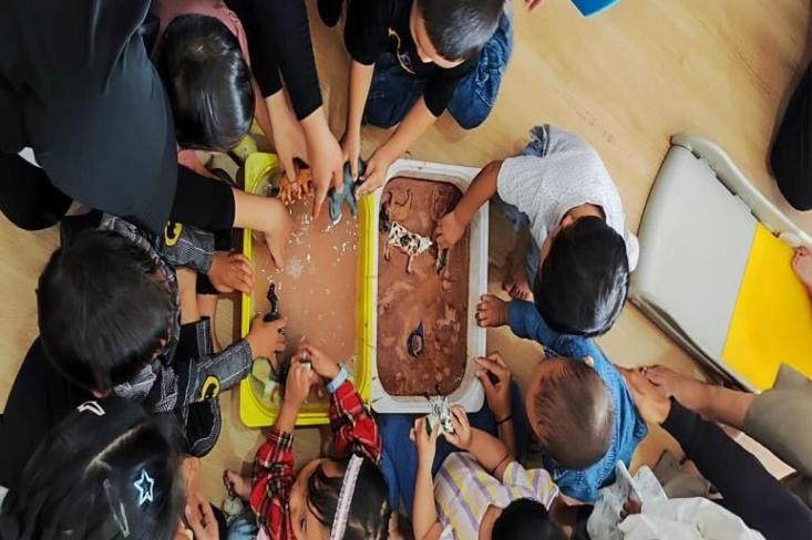 Akses terhadap pengasuhan anak yang berkualitas bukan hanya membantu tumbuh kembang anak, tetapi juga memperkuat peran perempuan dalam ekonomi (Foto : Ist)