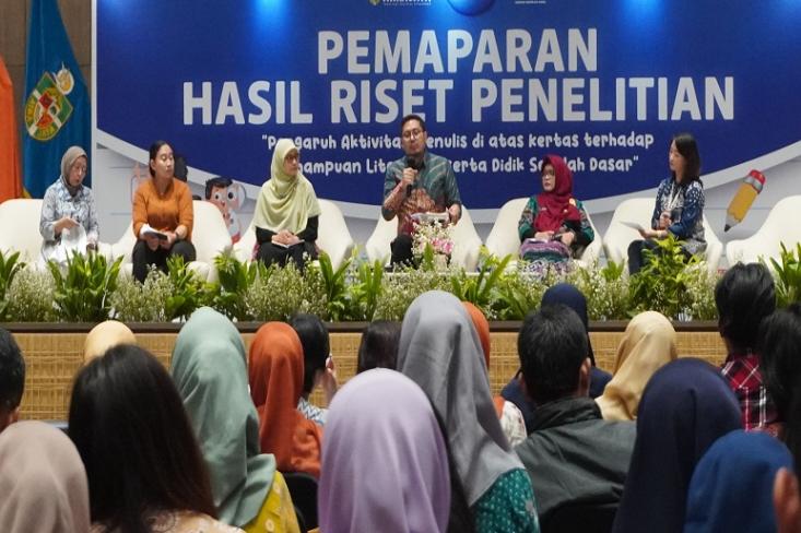Konferensi pers pemaparan hasil riset bertajuk Pengaruh Aktivitas Menulis di atas Kertas terhadap Kemampuan Literasi Peserta Didik Sekolah Dasar yang digelar di Jakarta, Kamis (30/10) Foto: Efa