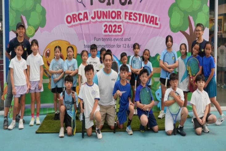 Anthony Honoris, Direktur Utama PT Multi Indo Citra Tbk bersama Coach dan para peserta anak dalam pembukaan turnamen tenis Poipoi Orca Junior Festival 2025 di kawasan Ancol, Jakarta Utara (Foto: Efa)