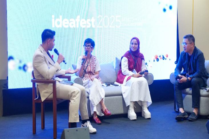 (ki-ka) Host, dr. Tiwi, Shakira Amirah (pemenang Clash of Champion 2024), dan Dr. dr. Ray Wagiu Basrowi, MKK, FRSPH (Medical Science Director Sarihusada) dalam IdeTalks terkait pentingnya zat besi di Jakarta, Sabtu (1/11)