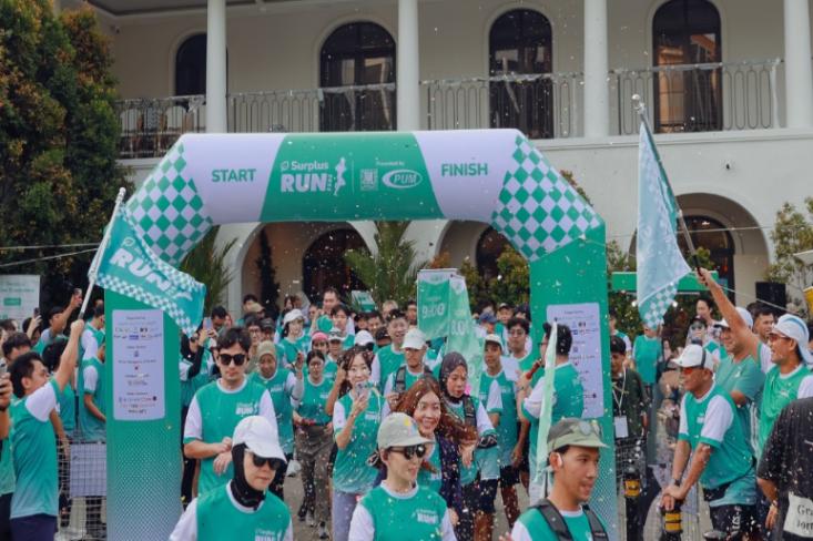 Flaf off ajang lari Surplus 5K Charity Run 2025 yang digelar untuk memperingati Hari Pangan Sedunia 2025 mengajak masyarakat berlari sambil berdonasi (Foto: Ist)