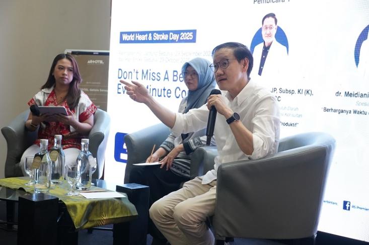 dr. Beny Hartono, SpJP(K), FIHA, FAPSC (kanan) dan dr. Meidianie Camellia, SpN (tengah) dalam Health Talk berjudul “Don’t Miss a Beat: Every Minute Counts