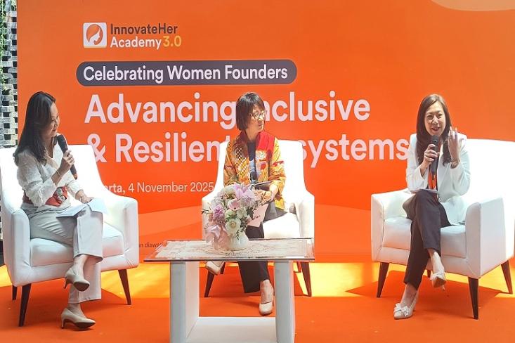 (Ki-ka) Faye Wongso (Founder dan Chairperson KUMPUL), Dwi Yuliawati (Head of Programme UN Women Indonesia), dan Desy Widjaya (Dirut FWD Insurance) dalam sesi talkshow  & MoU Signing InnovateHer Academy 3.0 (Foto: Efa)