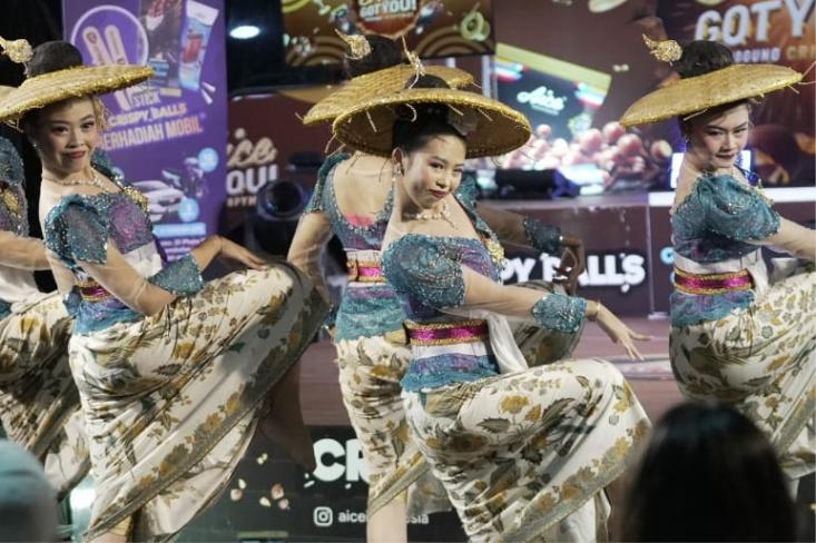 Putri Arum Sinayungan, grup tari tradisional asal Bandung yang memadukan gerak klasik dengan sentuhan modern. Foto: Ist