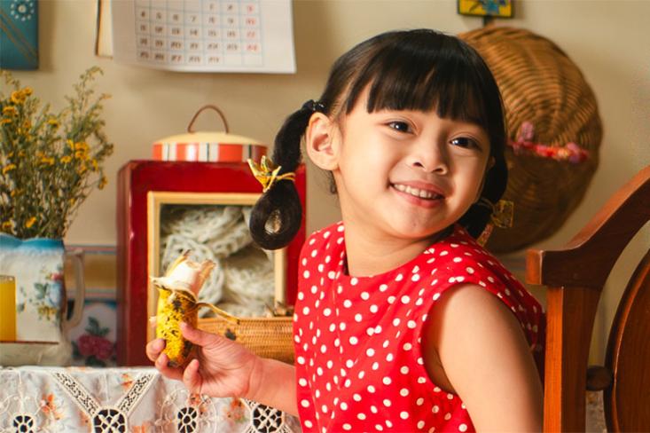 Luisa Adreena, seorang gadis kecil berusia 5 tahun yang menjadi mata dan hati cerita, memotret Indonesia di era 1960-an. Foto: Ist