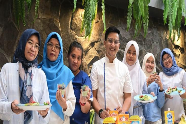 Chef Nanda bersama para peserta UMK Perempuan dalam kegiatan Frisian Flag Dukung UKM - Kedai Kreatif 2025 untuk memberikan pembekalan keamanan pangan dan tips mengolah menu (Foto: Ist)