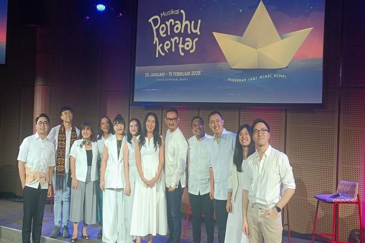 Dee Lestari bersama para kreator Pertunjukan Musikal Perahu Kertas dalam gelaran konferensi pers di Galeri Indonesia Kaya Jakarta, 18 November 2025 (Foto: Efa)