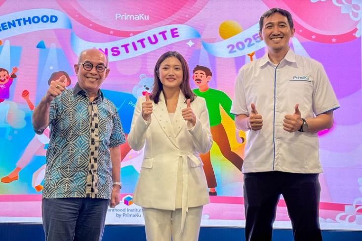 (ki-ka) dr. Ade Djanwari Pasaribu, Sp.A dari IDAI, dr. Yuni Astria, Sp.A dan M. Aditriya Indraputra, CFA selaku CEO PrimaKu dalam acara konferensi pers Parenthood Institute 2025 di jakarta, 18 November 2025 (Foto: Ist)