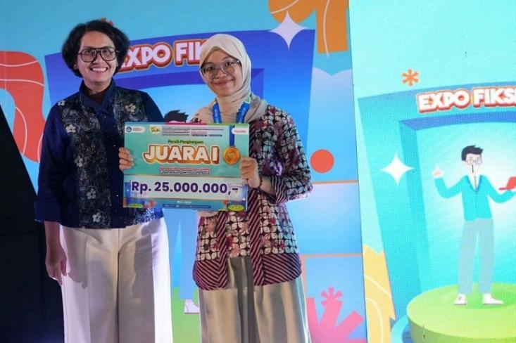 Naila Aini Bahri (kanan), siswi SMA Unggulan Rushd di Sragen sukses meraih juara pertama dan mendapatkan medali emas dalam Festival Inovasi dan Kewirausahaan Siswa Indonesia (FIKSI), sebuah kompetisi literasi tingkat nasional  (Foto: Ist)