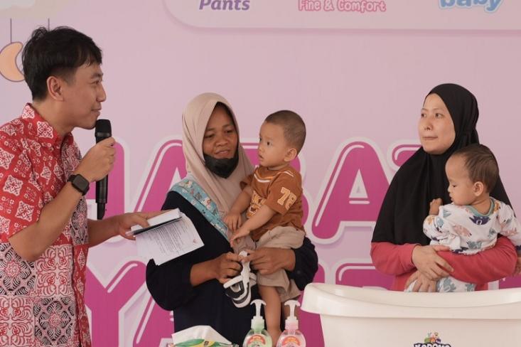 Para ibu sangat antusias mengikuti kegiatan Kick Off program kolaborasi WINGS Group dan Alfamart Sahabat Posyandu, di gerai Drive Thru Gading Serpong, Tangerang, 20 November 2025 (Foto: Ist)