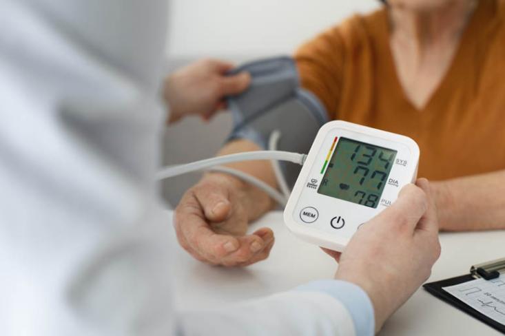 1 dari 3 orang dewasa Indonesia hidup dengan hipertensi, hanya 18,9 persen yang tekanan darahnya terkontrol (Foto : Freepik)