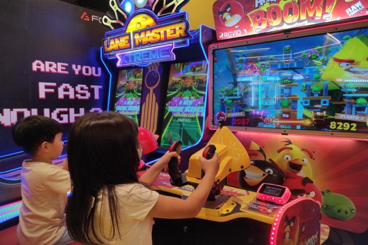 Mengajak anak ke pusat hiburan keluarga dan edutaiment dapat mengalihkan dari screen time (Foto : Retno)