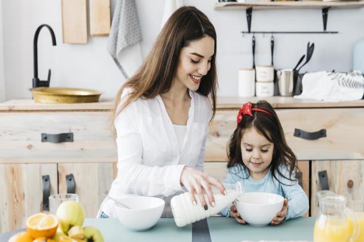 Pemberian snack yang bernutrisi seimbang secara terjadwal di antara jam makanan utama dapat mendukung terpenuhinya kebutuhan nutrisi seorang anak (Foto : Freepik)