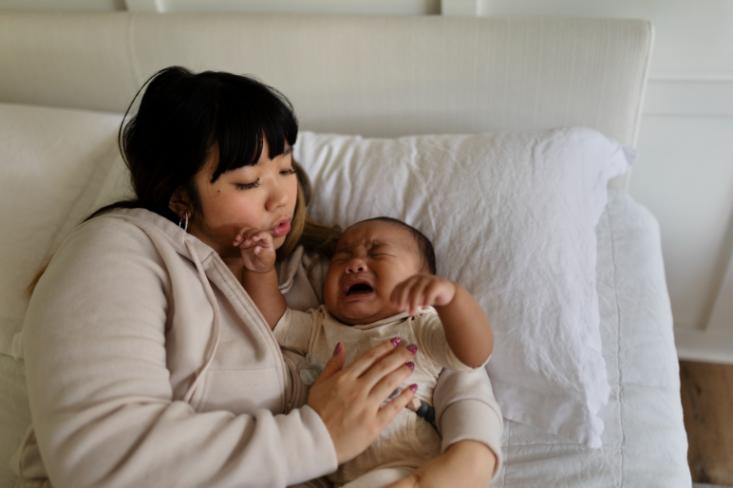 Ketenangan emosional ibu sangat penting agar tidak gampang cemas dan panik saat merawat dan menjaga kesehatan buah hati  (Foto: Freepik)