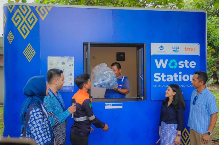 AQUA resmi jadi partner hidrasi TMII, wujudkan pariwisata yang sehat dan berkelanjutan dengan menghadirkan inovasi pengelolaan sampah dan pameran seni Vir-ART-lity untuk dinikmati pengunjung di Museum Indonesia (Foto: Ist)