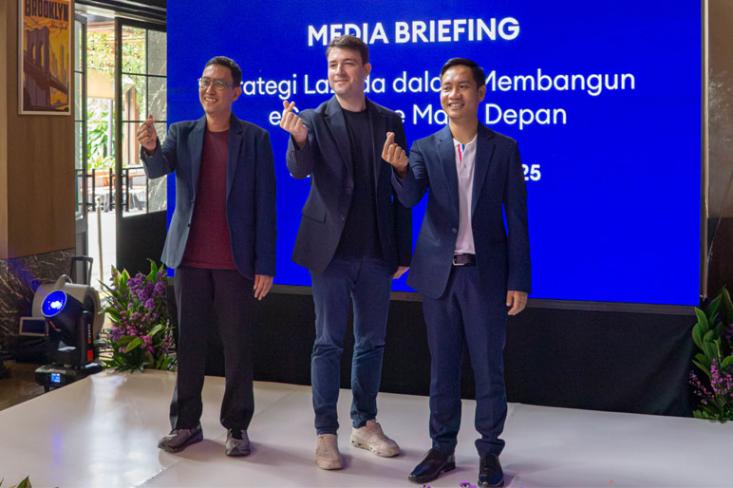 Ki-ka: Nanang Ariswibowo (Commercial Director Lazada Indonesia); Carlos Barrera (CEO Lazada Indonesia), dan Yosef Adityo (Corporate Support Director Gramedia) pada Kamis (27/11/2025) di Jakarta. Foto: Ist