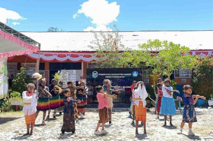 Dukungan selama tujuh tahun terakhir, telah memberi dampak nyata bagi anak-anak dan masyarakat, dimulai dari fasilitas pendidikan. Foto: Ist