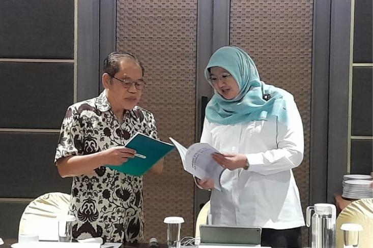 dr. Hasbullah Thabrany, MPH., Dr.PH dan dr. Siti Nadia Tarmizi, M.Epid saat peluncuran white paper From Pilot to National Scale: Strengthening Cervical Cancer Screening in Indonesia, Kamis (04/12/2025) di Jakarta. Foto: Novi