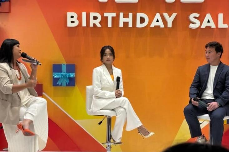 Ki-ka: Ovi (MC), Fuji Utami, dan Adi Rahardja, Senior Director of Business Development Shopee Indonesia. Foto: Novi