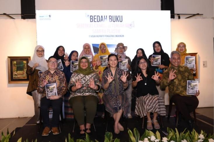 Dewi Lestari Yani Rizki dan Veronica Tan berfoto bersama dengan ke-11 local champion, para penggerak Plastic Smart Cities, Senin (08/12/2025) di Tugu Kunstkring Paleis, Menteng, Jakarta Pusat. Foto: Dedy Suripto/WWF-Indonesia