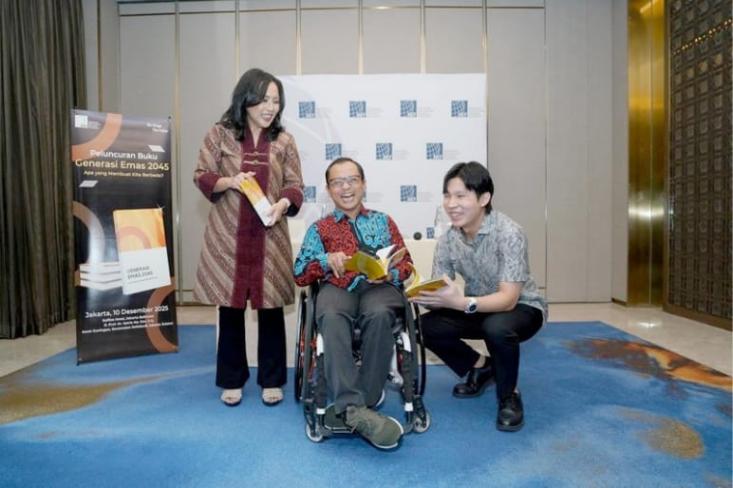 Ki-ka: Direktur IIEF, Diana Kartika; Dr. Bahrul Fuad, M.A., Komisioner Komnas Perempuan; dan Aji Putera Tanumihardja, Perwakilan Gen Z saat peluncuran Buku Generasi Emas 2045: Apa yang Membuat Kita Berbeda? Rabu (10/12/2025) di Jakarta. Foto: Ist