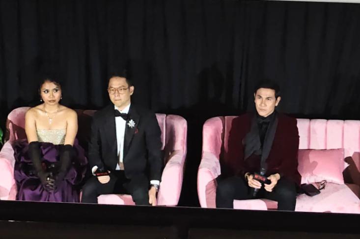 (ki-ka) Artis Dea Panendra sebagai Dimi, sahabat Vino Agustian; Sutradara Ernest Prakasa, dan Aktor Vino G. Bastian sebagai Vino Agustian sang karakter utama dalam konferensi pers film Lupa Daratan (Foto: Efa)