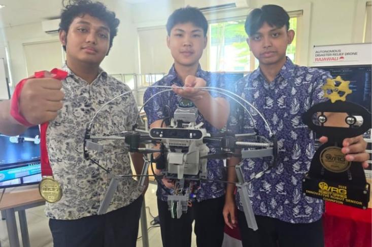 Tim Bayu Sakti; Ksatria Wibawa Putra Murti (16 tahun), Owen Tay Jia Hao (16 tahun), dan Arga Wibawa (18 tahun) kembangkan Drone Rajawali untuk membantu penanganan bencana. Foto: Ist
