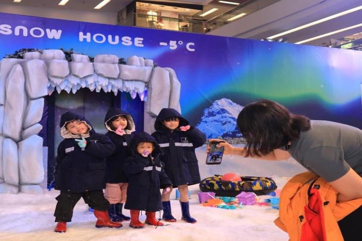 Mal Ciputra Jakarta hadirkan Christmas Aurora: perpaduan seni ice carving, salju, dan suasana aurora dalam satu event (Foto : Ist)