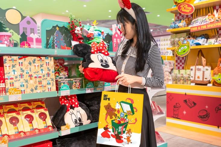 Jelang musim liburan Natal dan Tahun Baru, mencari kado akhir tahun untuk keluarga, anak, sahabat atau kolega termasuk dalam salah satu list yang banyak dilakukan para ibu (Foto: Ist)