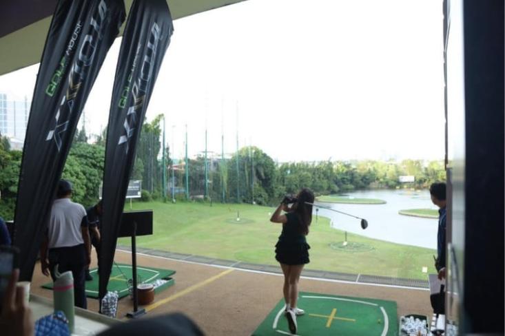 Seorang pegolf wanita tengah melakukan test swing dengan stik teknologi terbaru XXIO 14. Foto: Ist
