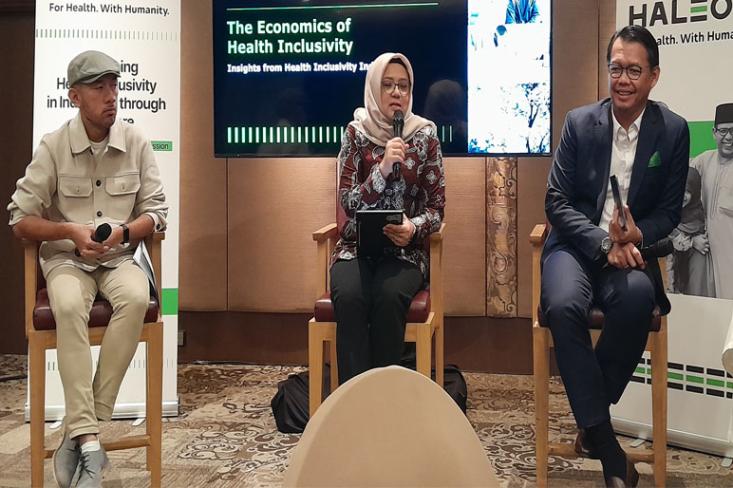 Ki-ka: Dr. Wahyu Septiono, S.K.M., M.I.H., Dita Novianti Sugandi Argadiredja, S.Si., Apt., MM., dan Donny Wahyudi. Foto: Novi