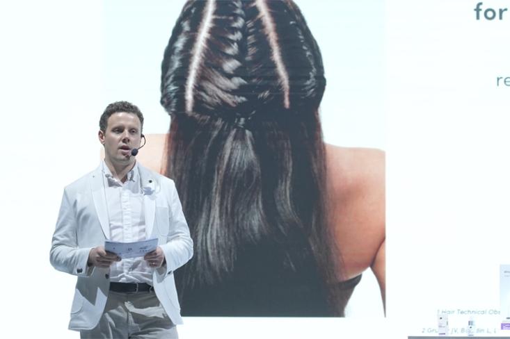 Ternyata bukan hanya di rambutnya, Dove ungkap akar masalah rambut rontok masyarakat Indonesia datang dari kulit kepala. Foto: Ist