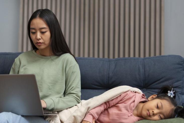 Di tengah berbagai peran yang dijalani secara bersamaan, ibu membangun lingkungan pengasuhan yang penuh perhatian dan kasih, yang membantu anak tumbuh dengan rasa aman dan dicintai (Foto : freepik)