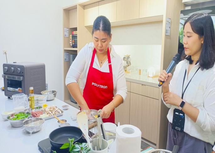 (ki-ka) Chef Adele Adelina (@adelscooking) dan Felita Septian Giovani, Product Specialist Home Appliances Polytron dalam sesi cooking demo di acara peluncuran Air Fryer Oven 25 liter KitchenMate Series (Foto: Efa)