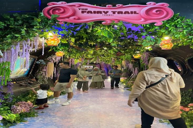 Pengunjung diajak memasuki dunia peri yang penuh cahaya, warna, dan elemen visual yang memukau. Foto: Ist