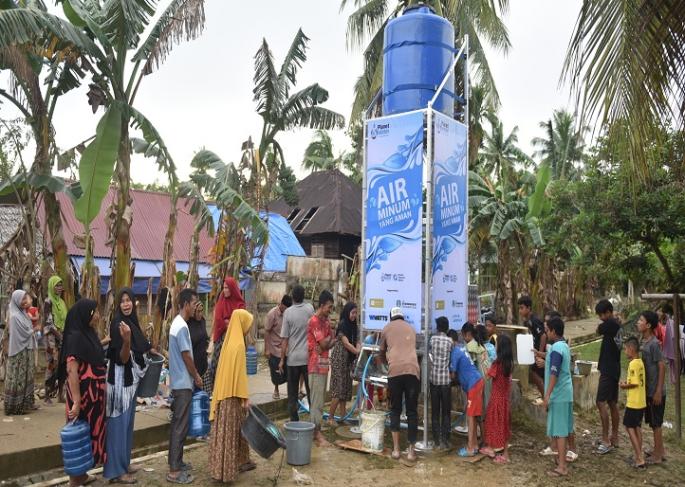 Aksi Cepat Starbucks bantu masyarakat sekitar yang terdampak banjir dan tanah longsor di Sumatera dengan penyediaan akses air minum bersih dan aman, makanan bergizi, dan perlengkapan penting untuk keluarga yang mengungsi (Foto: Ist)