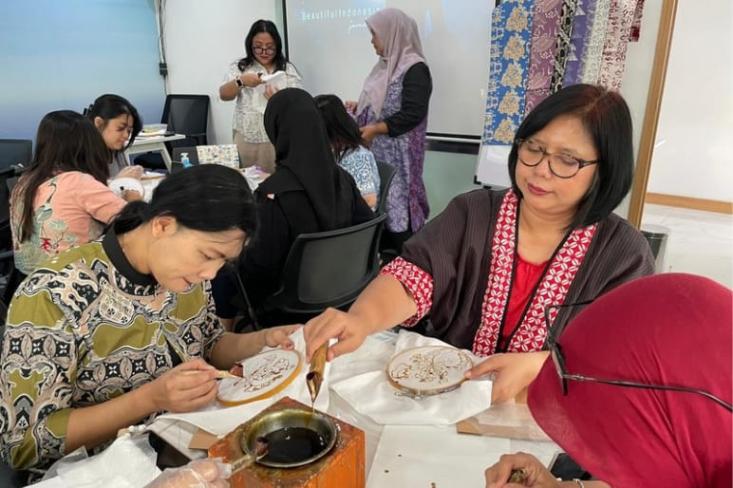 Proses mencanting batik yang membutuhkan konsentrasi, kesabaran, dan ketenangan, diyakini dapat menjadi sarana relaksasi dan mindfulness. Foto: Ist