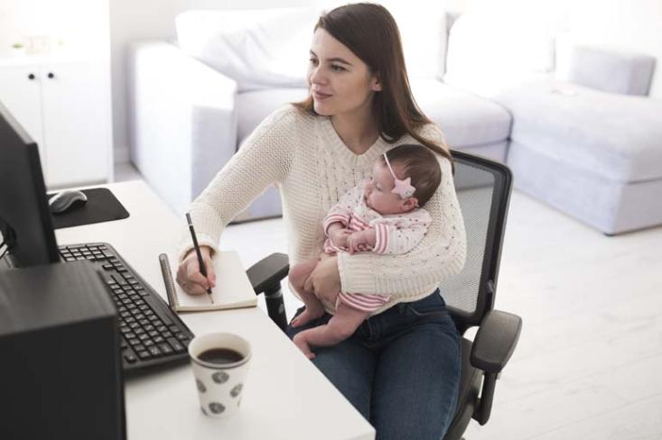 Tantangan utama dari seorang ibu bekerja adalah menyeimbangkan pekerjaan dan waktu bersama keluarga (Foto : Freepik)