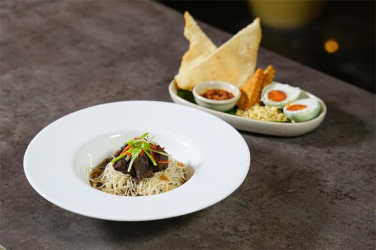 Rawon Misoa, menu legendaris dari Surabaya bisa tampil mewah tanpa kehilangan jati dirinya. Foto: Ist