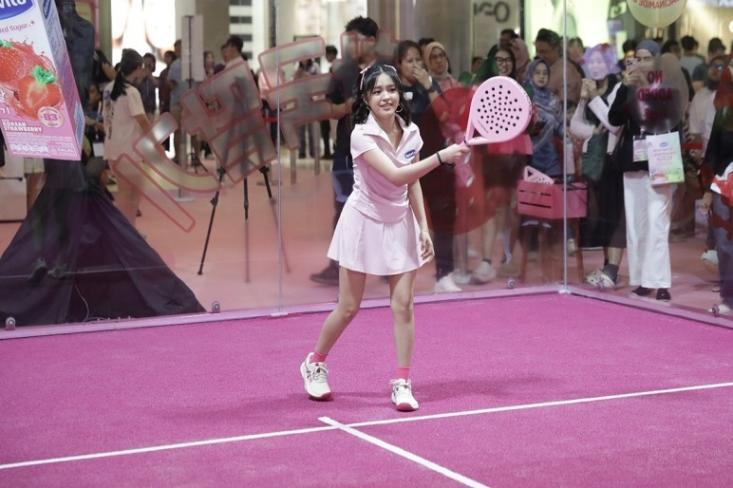 Eca Aura, Beauty Influencer mewakili #TeamStrawberry saat bermain padel melawan Angie Marcheria, Content Creator mewakili  #TeamMuscat dalam event padel pertama dalam mall bertajuk Buavita #GlowingJUICEseyo Playcourt (Foto: Ist)