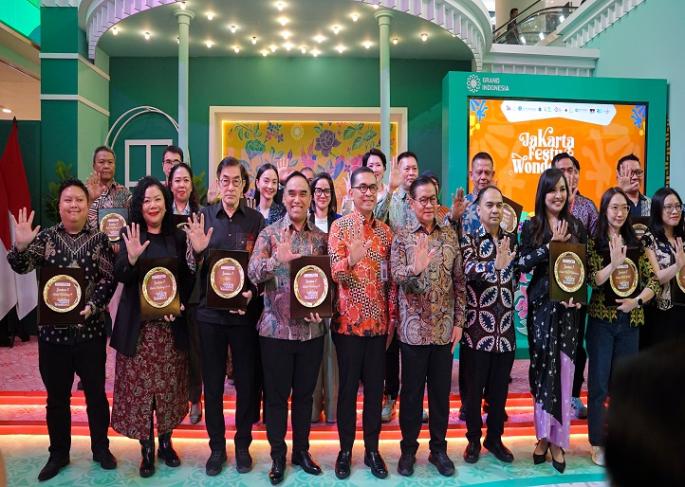 Penghargaan untuk pemenang Jakarta Festive Wonders 2025 diserahkan langsung oleh Gubernur DKI Jakarta, Pramono Anung (Foto: Ist)