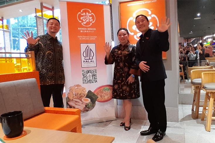 Ki-ka: Yota Shiiba (President Director Ippudo Indonesia), Amanda Sihombing (Managing Director Ramen Mania Indonesia), dan Tomoyuki Yamane (CEO Chikaranomoto Holdings Co., Ltd.). Foto: Novi