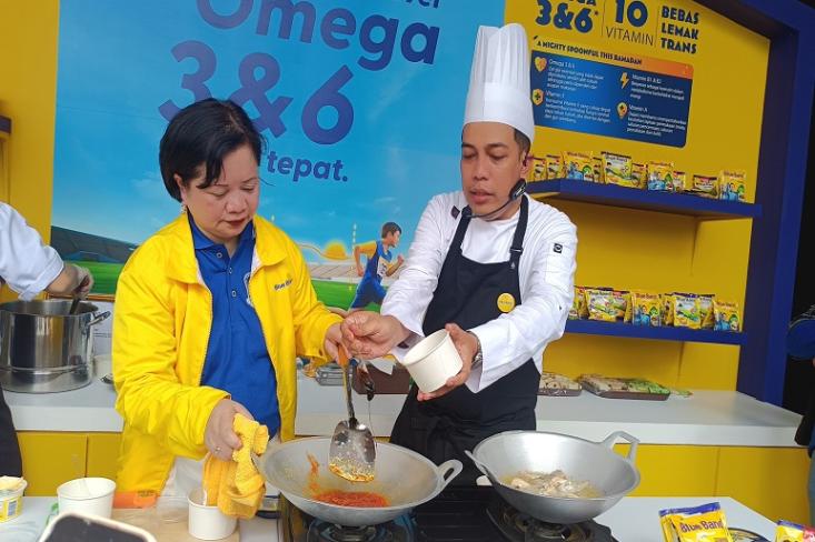 Ade Savitri, Head of Marketing PT Flora Food Indonesia melakukan demo masak bersama Chef pada acara Puncak Hari Gizi Nasional 2026 di lapangan Kemendikdasmen, Jakarta, 25 Januari 2026 (Foto: Efa)