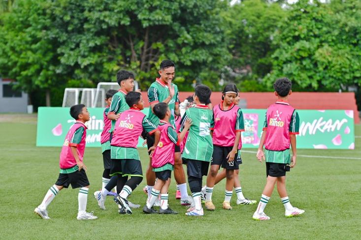 Friendly Match Rizky Ridho yang bertanding melawan 22 anak pemenang terpilih dari kampanye digital di ASIOP Stadium, Jakarta, 24 Januari 2026 (Foto: Ist)
