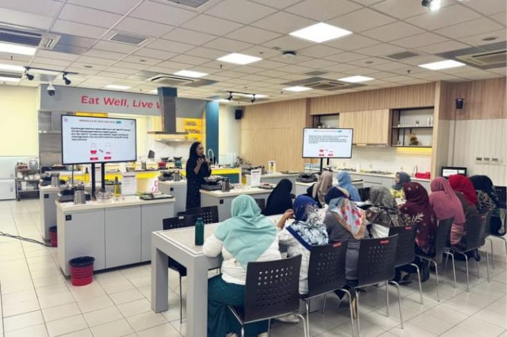 Membekali para ibu dengan edukasi gizi seimbang yang mudah dipahami, dilengkapi demo memasak menu sehari-hari serta bijak garam. Foto: Ist