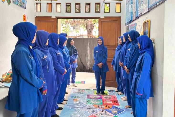Ibu-ibu peserta program pemberdayaan Miss Cimory sedang mengikuti sesi Noon Ceremony (Foto: Ist)