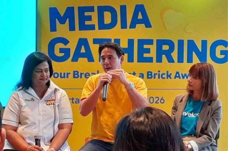 Ki-ka: Thila Munusamy (Director of Sales and Marketing LEGOLAND Malaysia Resort), Kevin Oei (Seorang Ayah dan LEGO Enthusiast), dan Baidi Li (VP of Commercial Traveloka). Foto: Novi