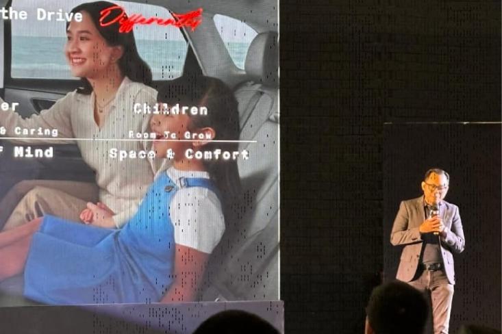 Eko Fachruroji, Product Manager MG Motor Indonesia, menerangkan spesifikasi MGS5 EV yang menempatkan kebahagiaan setiap anggota keluarga mulai dari Ayah, Ibu hingga Anak. Foto: Novi
