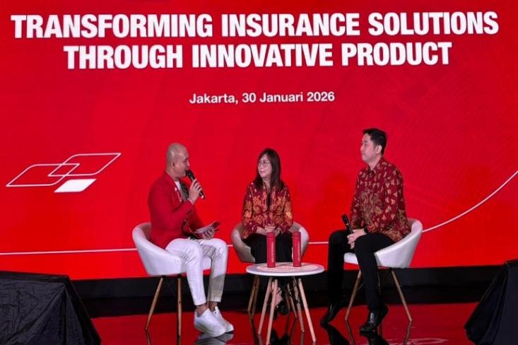 (ki-ka) Tommy (Host), Jutany Japit (Director and Chief Agency Officer Generali Indonesia), dan Aswin Adhinugrahanto (Head of Institutional Sales Batavia Prosperindo Asset Management) pada peluncuran GEN Prime Link di Jakarta (Foto: Efa)