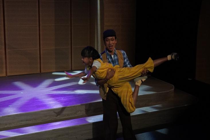 Mentari kecil bersama sang ayah dalam Pementasan Jemari Kecil oleh Komunitas Fantasi Tuli (Foto: Ist)